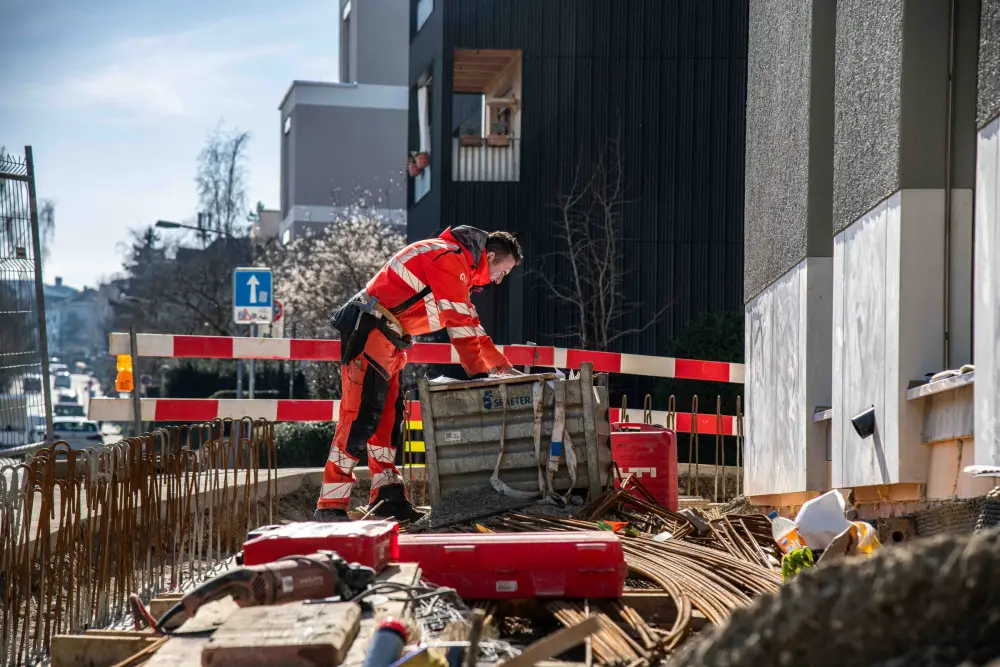 Armierungs- und Schalungsarbeiten an einer abgesperrten Strasse