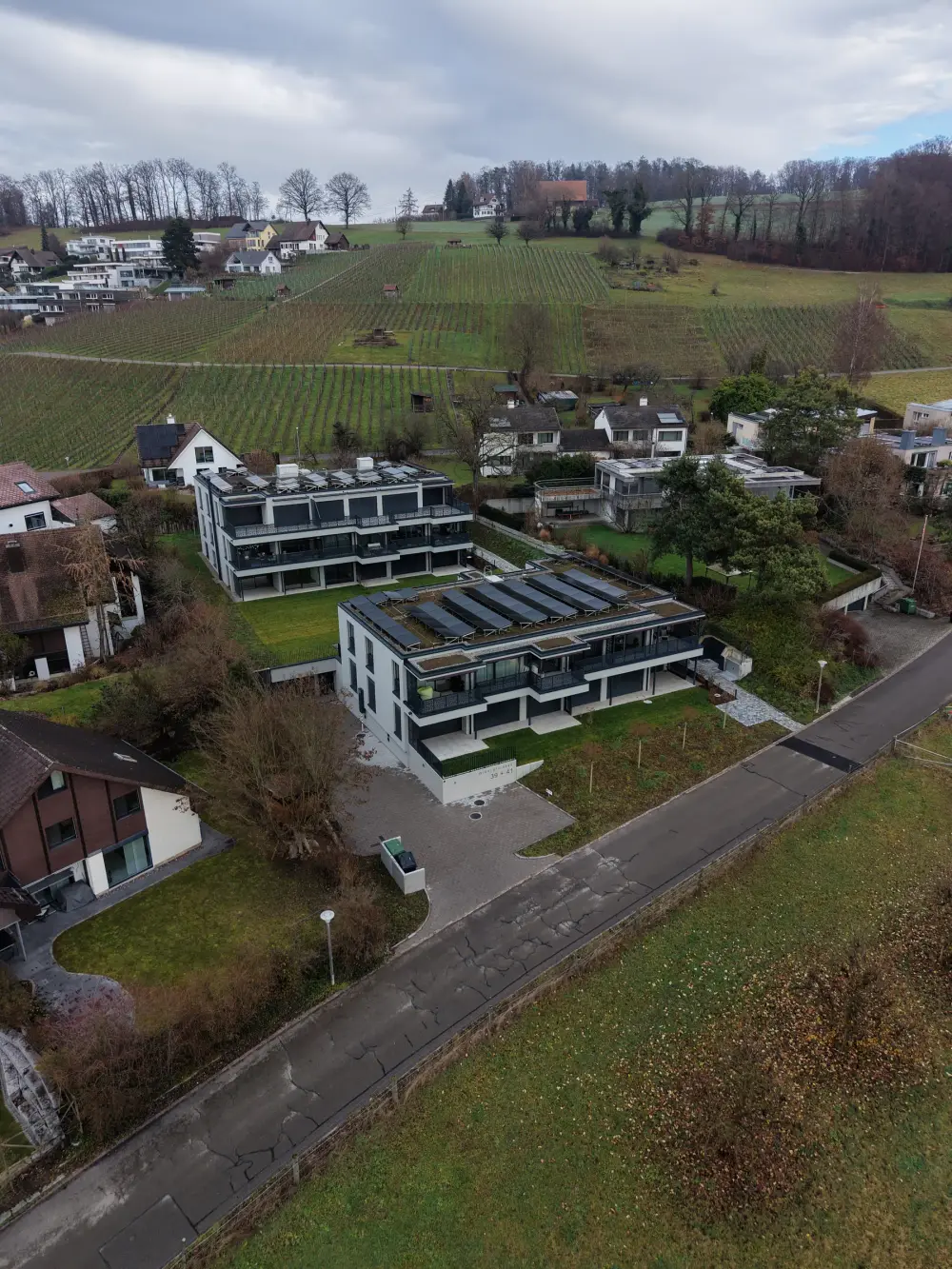 Fertige Wohnbauten in Hanglage aus der Luft