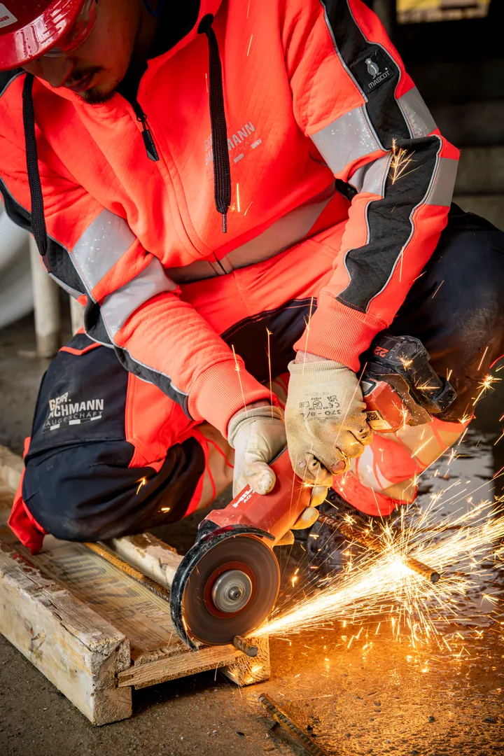 Bauarbeiter beim Trennen von Beton