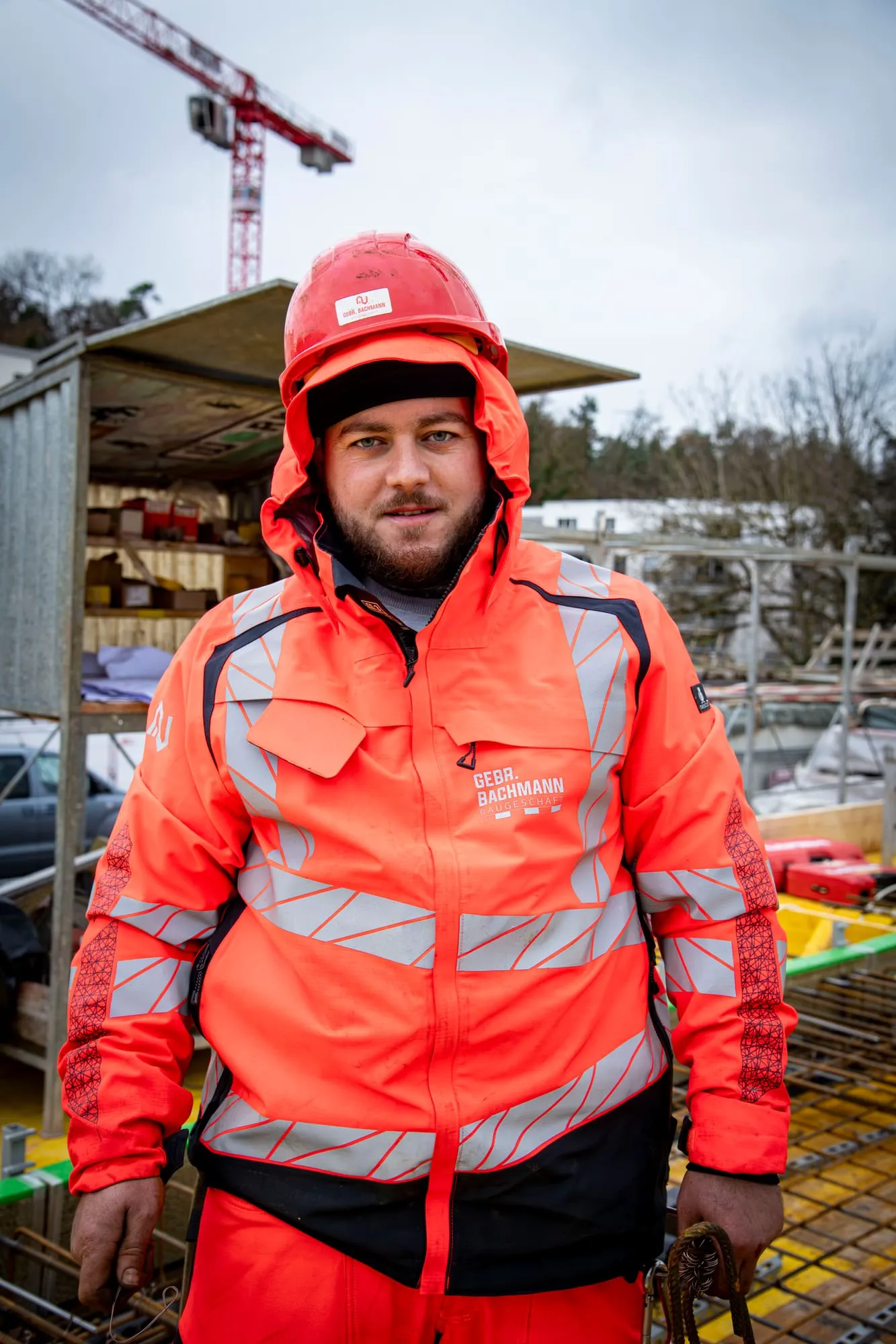 Mitarbeiter der Gebr. Bachmann AG vor dem Materiallager