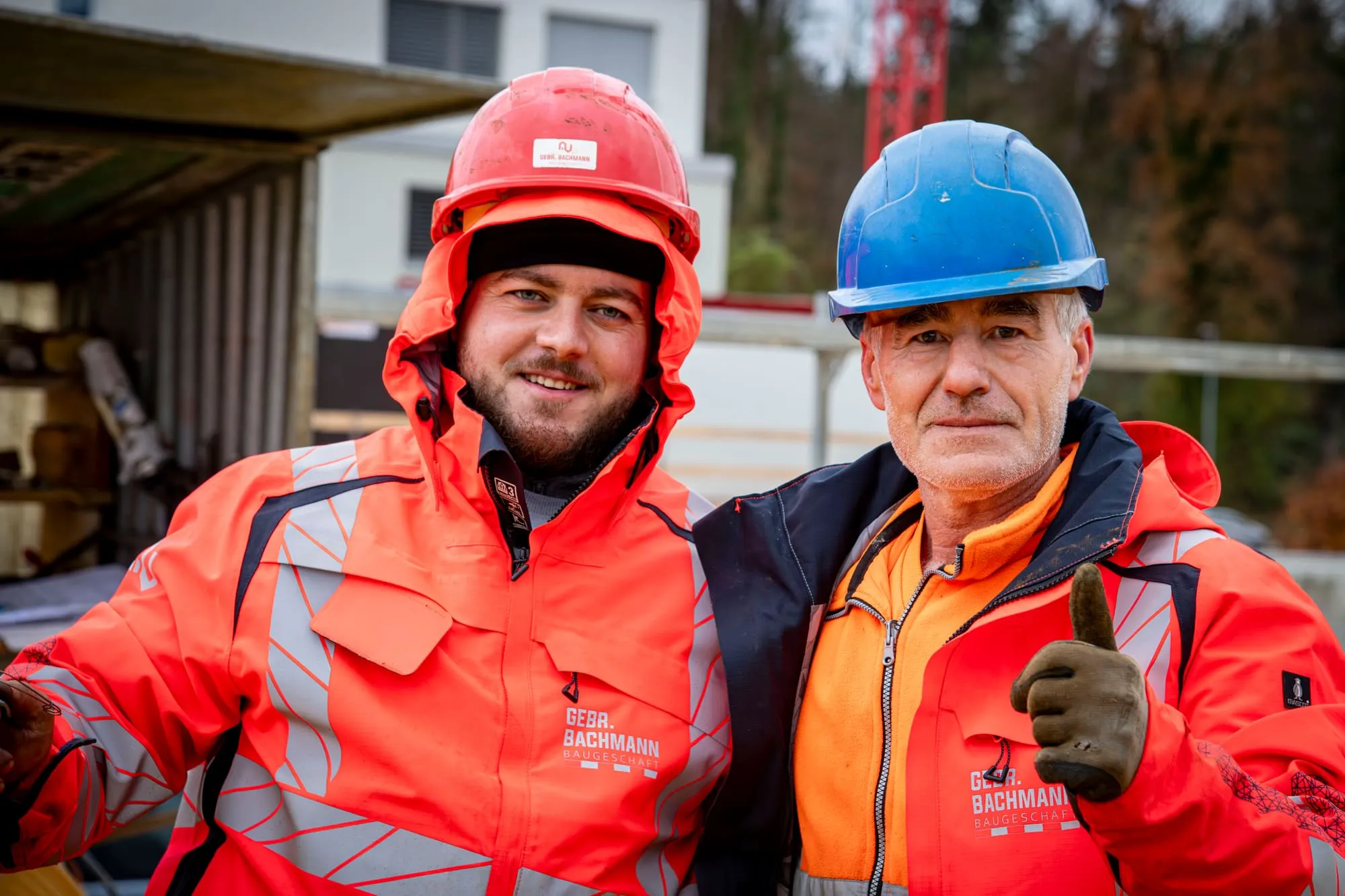 Zwei Mitarbeiter der Gebr. Bachmann AG geben Daumen hoch