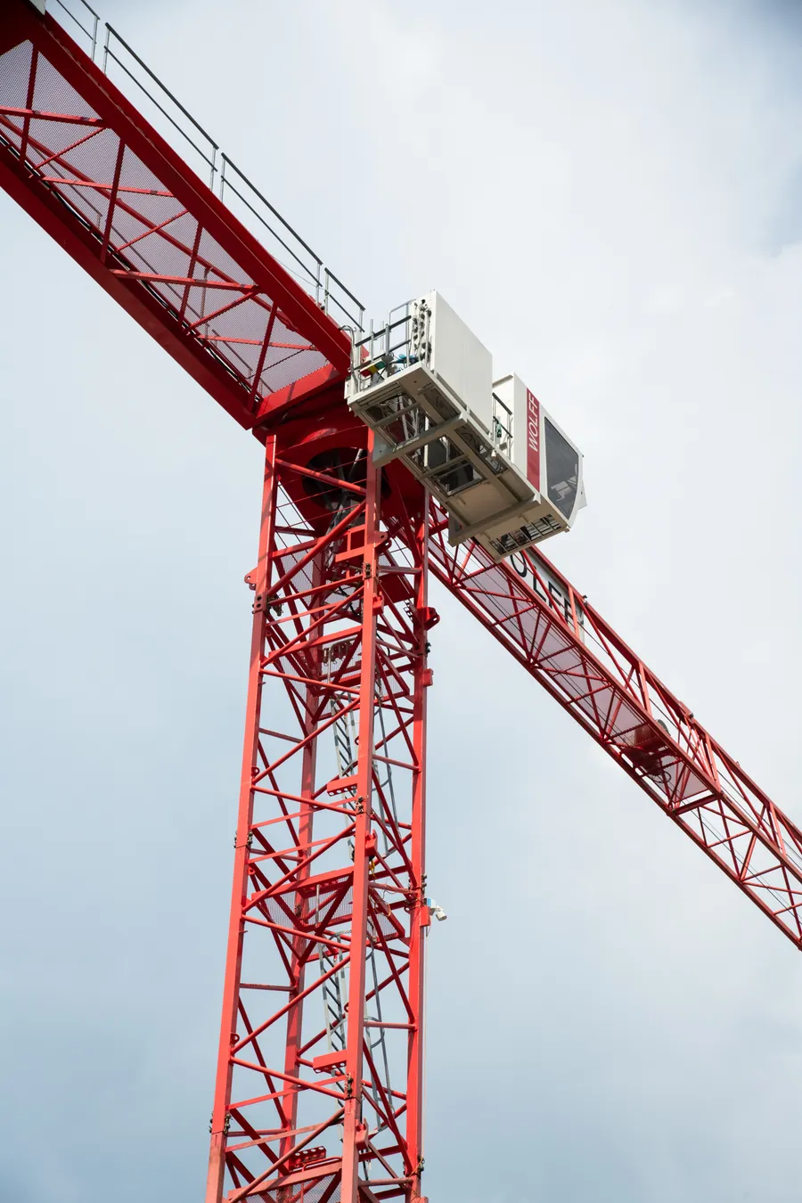 Roter Turmdrehkran vor dem Himmel
