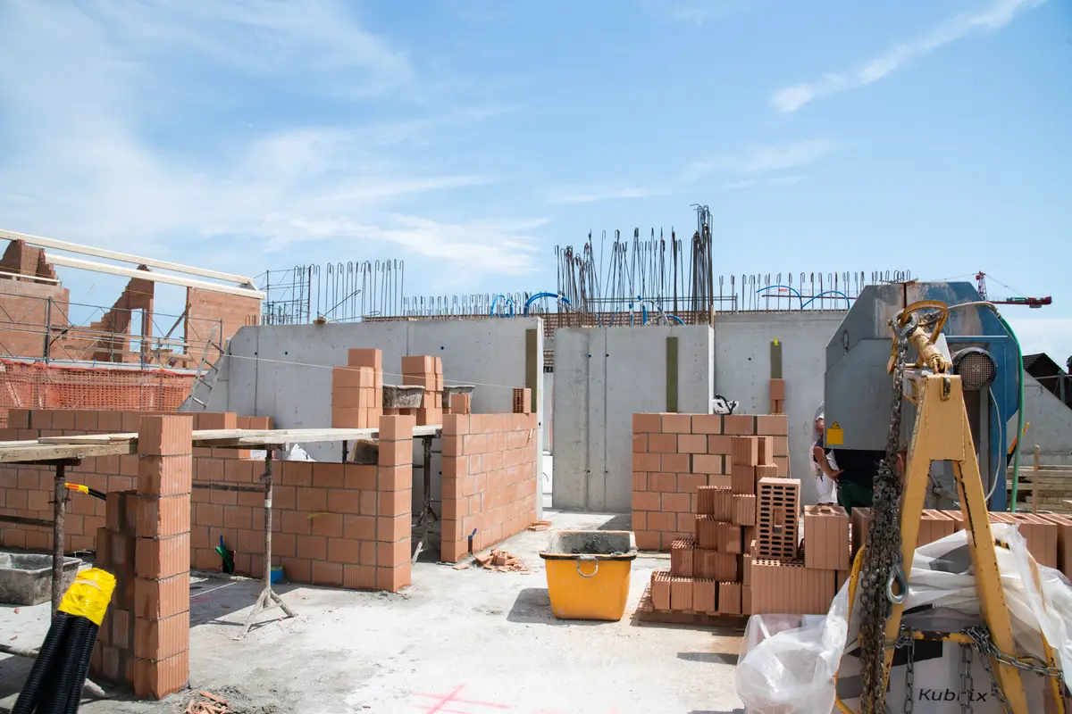 Backsteinmauerwerk und Betonwände im Rohbau der Gebr. Bachmann AG