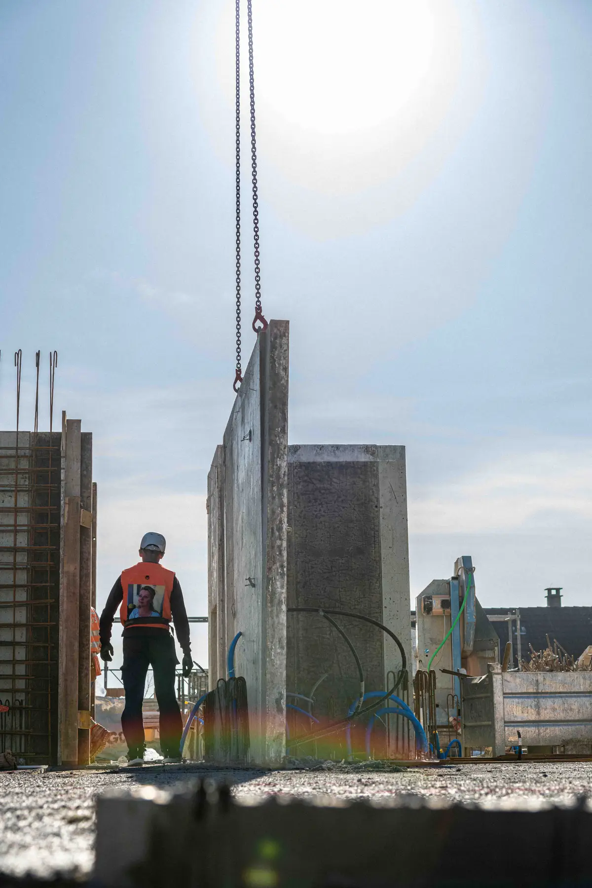 Betonelement am Kranhaken auf einer Rückbaustelle der Gebr. Bachmann AG